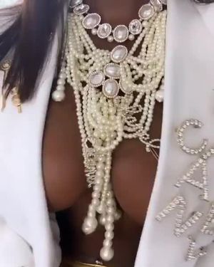 Amara La Negra making her boobs dance (No Sound)