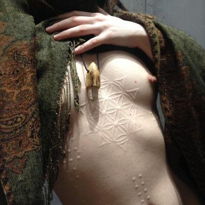 "babe with tinny tits scarification"