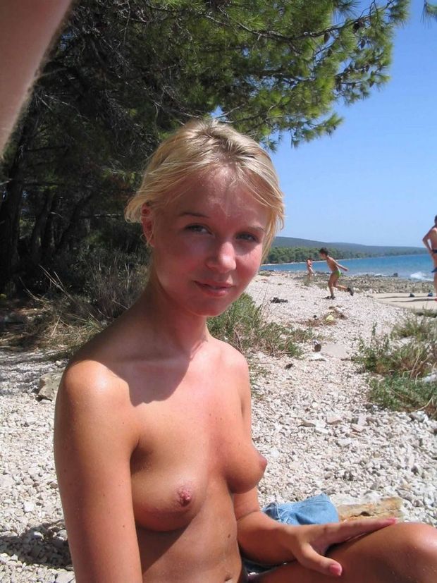 Sexy Blonde Amateur Topless On Beach