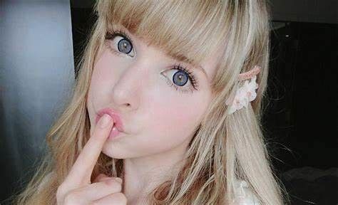 I would love to be her finger...