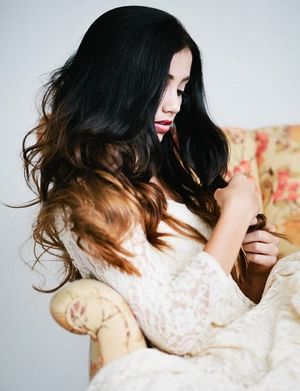 Emily Rudd Dress Hair Brush