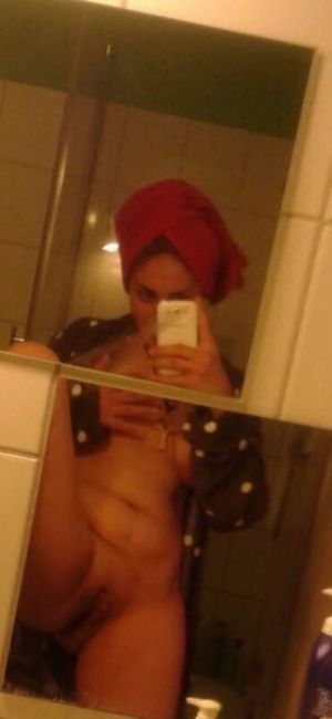 I love to spreading my legs out and open up my pussy for a rock hard cocks ????????????????