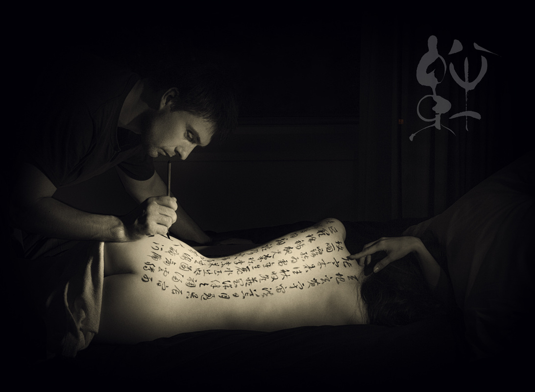 Ponte Ryuurui is making body calligraphy on model Asuka