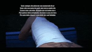 Pena q ela veio sem calcinha, ficou muito exposta. Seus amigos bateram uma enquanto viam esse estranho comer sua namorada