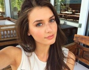 Gorgeous brunette Chivette