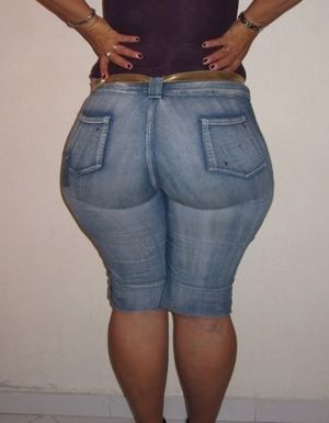 TIGHT JEANS NICE ASS CANDID MILF