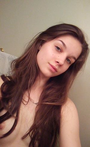 Gorgeous teen selfie.
