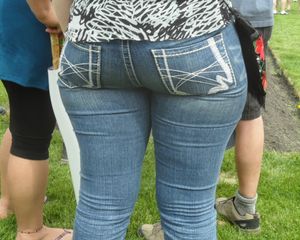 TIGHT JEANS NICE ASS CANDID MILF