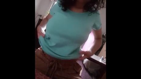 Indian chick flashes her tits