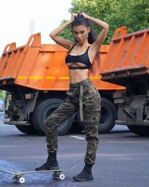 Sexy skateboarding hottie