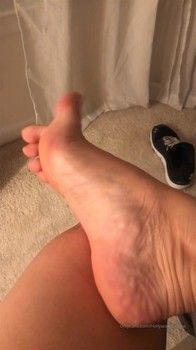 AMATEURGIRLS[dot]CC Model: [ hollywoodhouse ] My smelly gym feet make papi hard as a rock Do you like the sweet smell of Latina feet