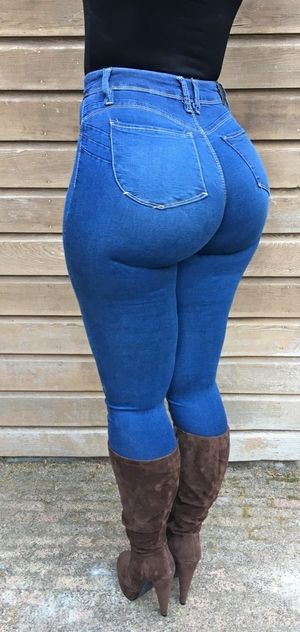 PAWG GOT TITS ASS AND CURVES