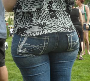 TIGHT JEANS NICE CANDID MILF