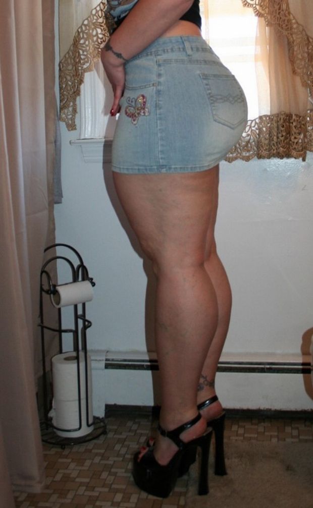 TIGHT JEANS NICE ASS CANDID MILF