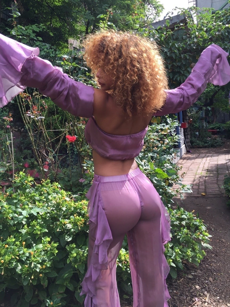 Sexy Crystal Webster in abiti trasparenti