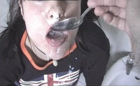 Nice amateur being spoon fed cum