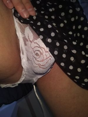 под юбкой = upskirt