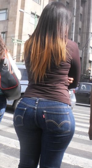 TIGHT JEANS NICE CANDID MILF