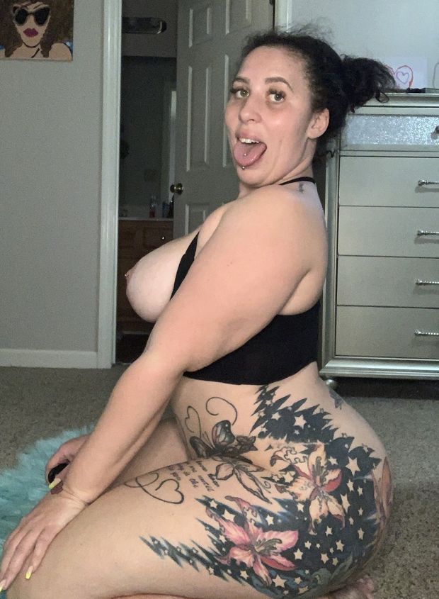 Thunda tongue and tits out