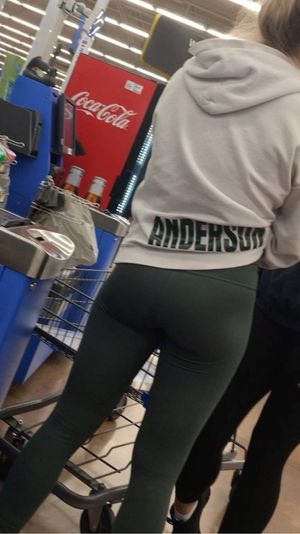 teen ass in walmart img 2/4