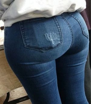 LARGE CANDID ASS IN TIGHT JEANS
