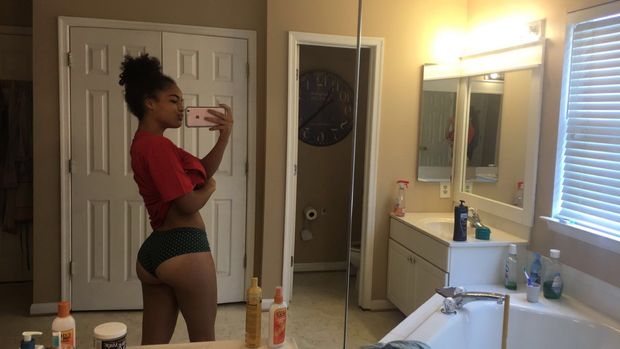 HLemac sexy ebony selfie
