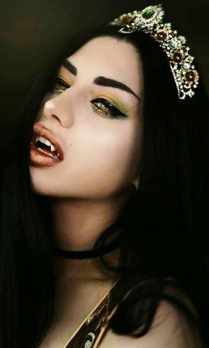 [ Juicy Lips Vampire Fangs Babe ]