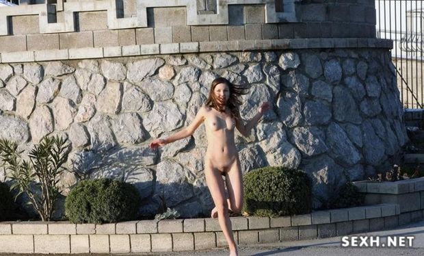 Девушка вышла на улицу без одежды