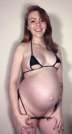 Preggo amateur babe posing