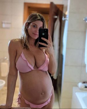 Amateur chick selfie