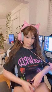 Gamergirl flashing the goods