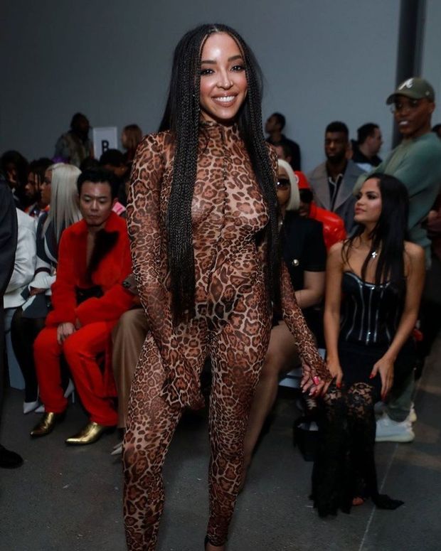 La splendida Tinashe mostra i capezzoli in trasparenza