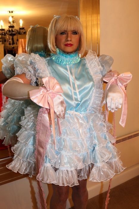 Hur fairy-godmother helped hur dress.