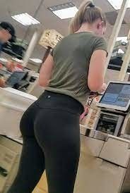 A nice candid booty in leggings