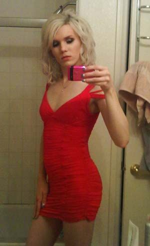 Shemale élégante dans robe de soirée sur Lyon pour compagnie et amour
