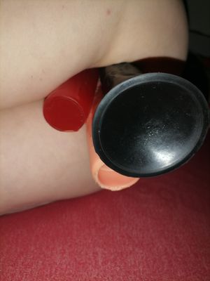 Amature wife pussy dildoing