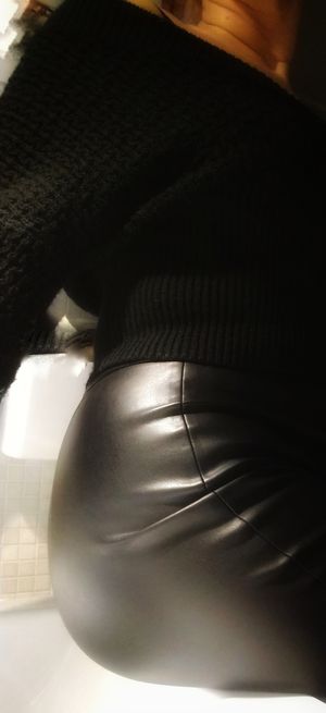 Perfect ass wrapped in a sexy thight pencil skirt...