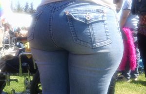 NICE OUTDOOR ASS IN TIGHT JEANS