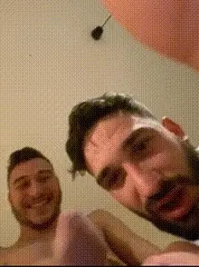 3 mecs nus montrent leurs bites