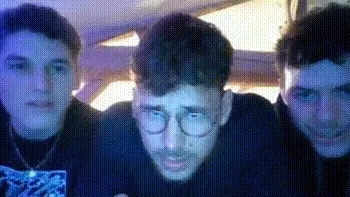 il sort sa bite devant ses potes