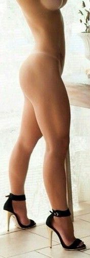 Fitness chick nude with sexy shoes❤