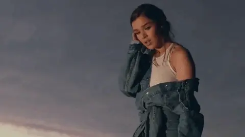 Sexy Hailee Seinfeld Jean Jacket