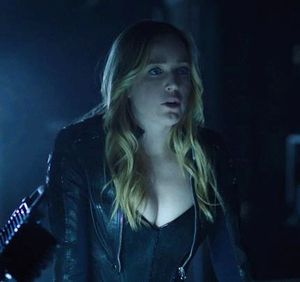 Sexy Sara Lance Cleveage