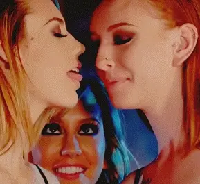 Glamsex queen manipulating horny models