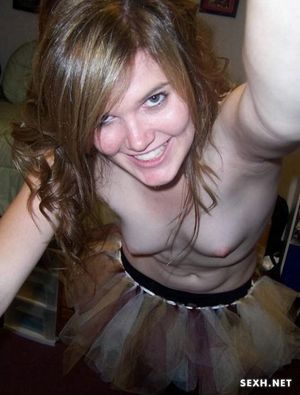 Светловолосая красотка показывает свои прелести