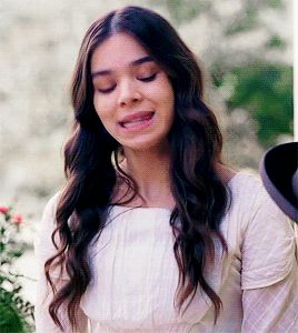 Hailee Seinfeld Dickinson