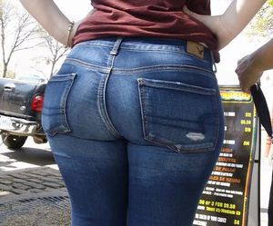 BUBBLE BUTT IN TIGHT JEANS