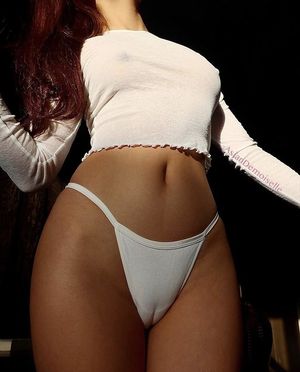 Hot body cameltoe showing