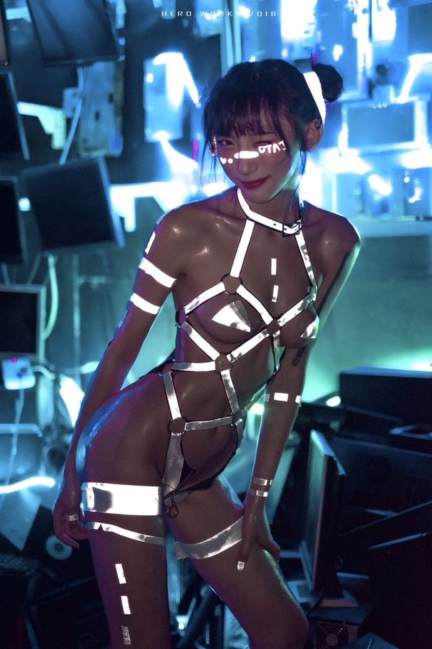 futuristic cyberpunk cosplay (model: jatojatoo)
