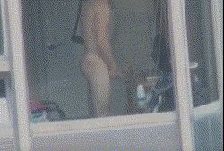 il ce gicle dans la main devant la cam